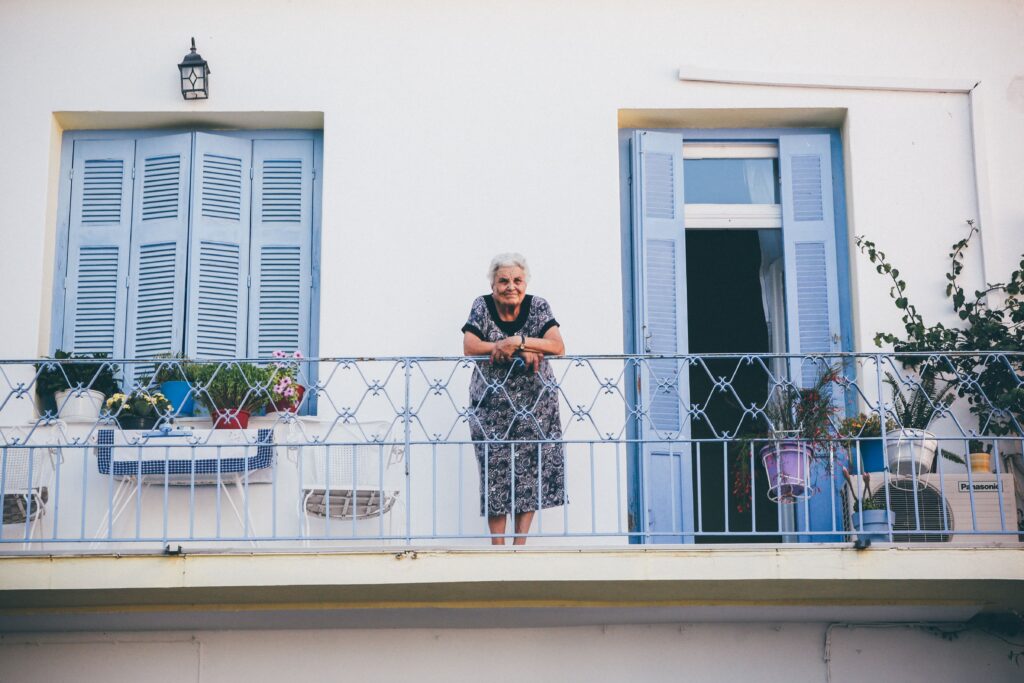 Mujer en balcón